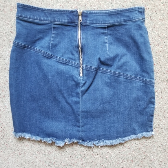 BCBGeneration size 6 denim short slim mini skirt back zip - Picture 5 of 7
